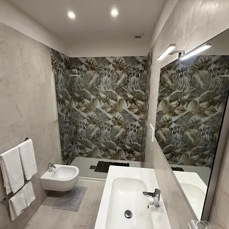 Mirror Apartment *